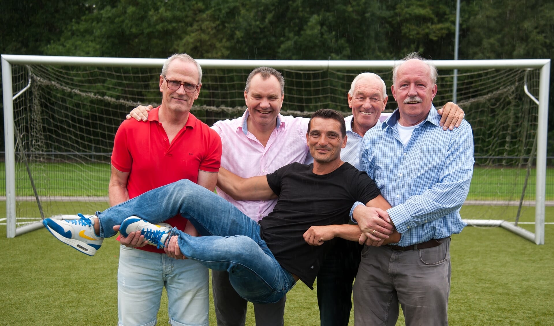 Toernooiorganisatie met v.l.n.r. Otto Okkersen, Roland Holdinga, Hans van Vugt, Helmert Lokhorst en 'hangend' Dennis Prij.