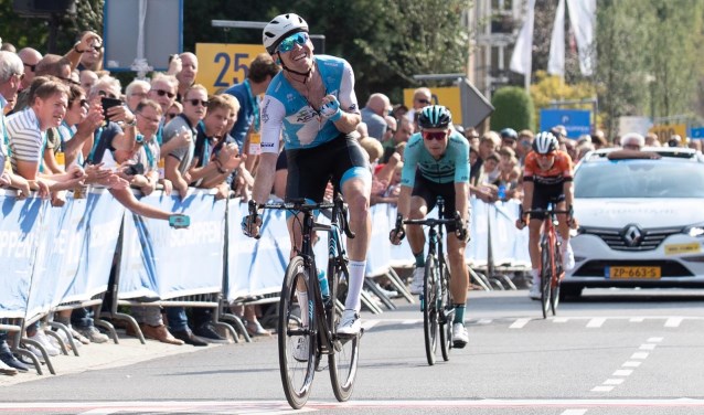 De Australiër Zakaria Dempster won de sprint van Martijn Budding.