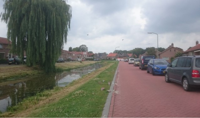 Op de Elzengriend hebben vrachtwagens met puin van Oud Goezate straatstenen bij de sloop kapot gereden.