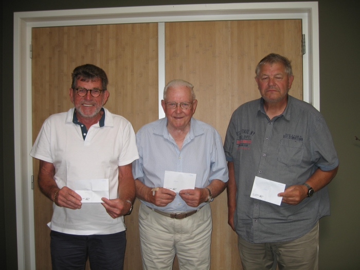 links: 3e E. Hartog, 1e Vas Rietveld, 2e C. Schot, winnaars heren