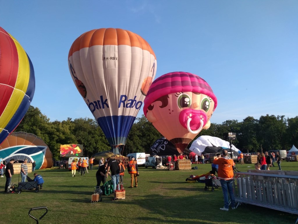 De ballonnen worden opgesteld op de Koewei, tijdens de tweede avond van de Ballonfiësta.