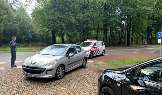 De achtergelaten auto op de prinses Beatrixlaan.