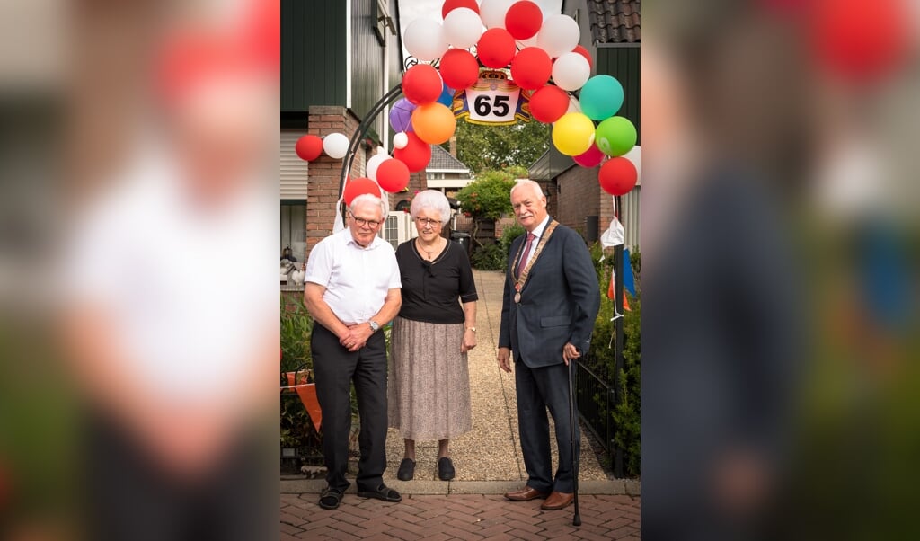 Evert en Christina van Milligen-van den Brink met burgemeester Asje van Dijk.