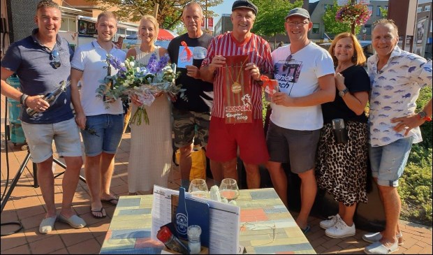V.l.n.r. de juryleden Gaby de Gruil, chefkok Bergpaviljoen Bistronomique, Nick Gemke van de keukenbrigade, Anita Zwanenburg-van de Bor, Vino Mara, en de drie
winnaars, Ans en Cor Horst, uitbaters en organisatoren van Grandcafé De Haen.