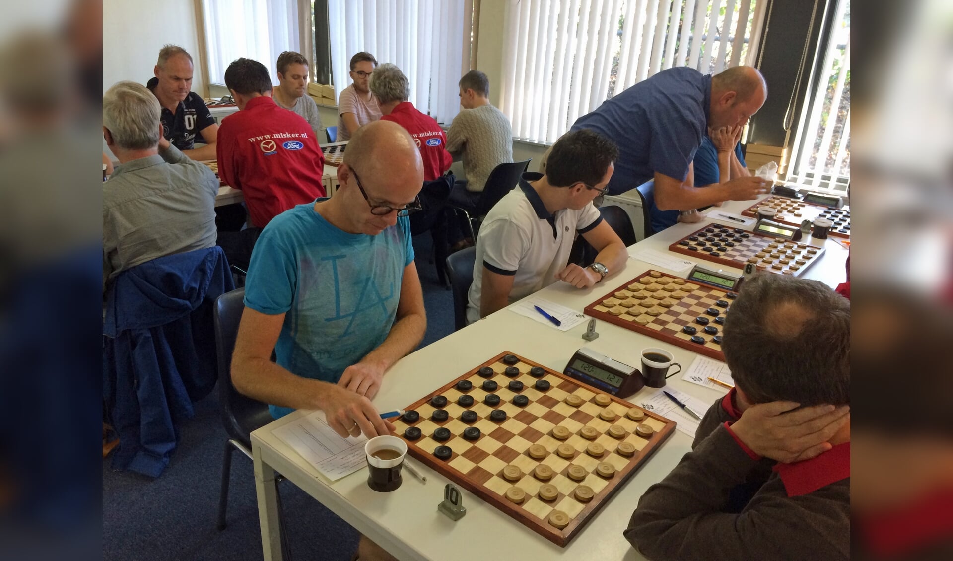 Jaap Heij (rechts staande), rekent op een maximale deelname aan het DES Lunteren jubileum toernooi.