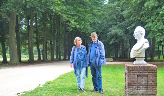 Tot verbijstering van vrijwilligers Jolco en Tjitske Brolsma dreigen de monumentale beuken aan de Dwarslaan te sneuvelen bij de parkrenovatie.