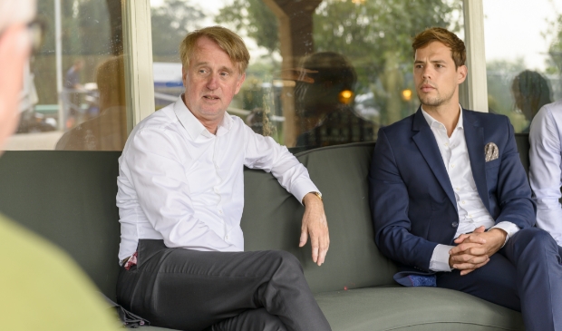 Dick Benschop en Jurgen Nobel in overleg met bewoners.