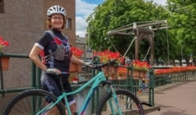 Charlotte Hayden gaat in zes dagen 400 kilometer door Afrika fietsen.