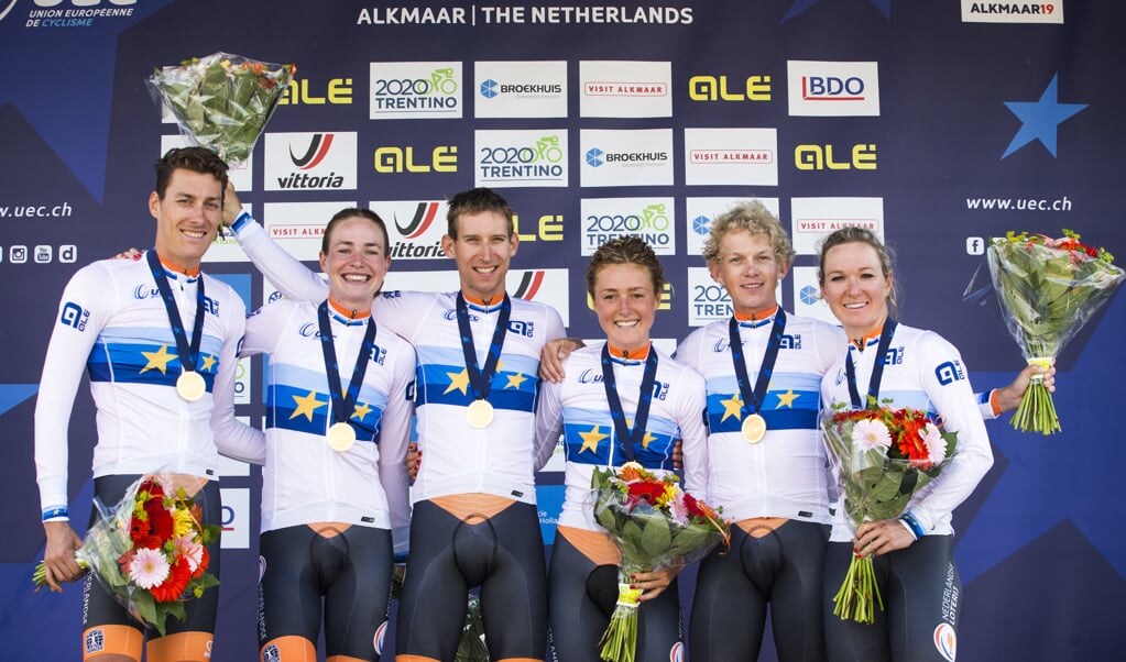 De Nederlandse ploeg met Riejanne Markus tijdens de huldiging na het winnen van de gemengde ploegentijdrit op het EK wielrennen.