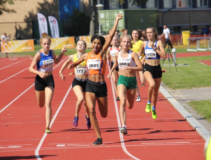 Céline van Heerikhuize wint 800 meter bij NK onder 16