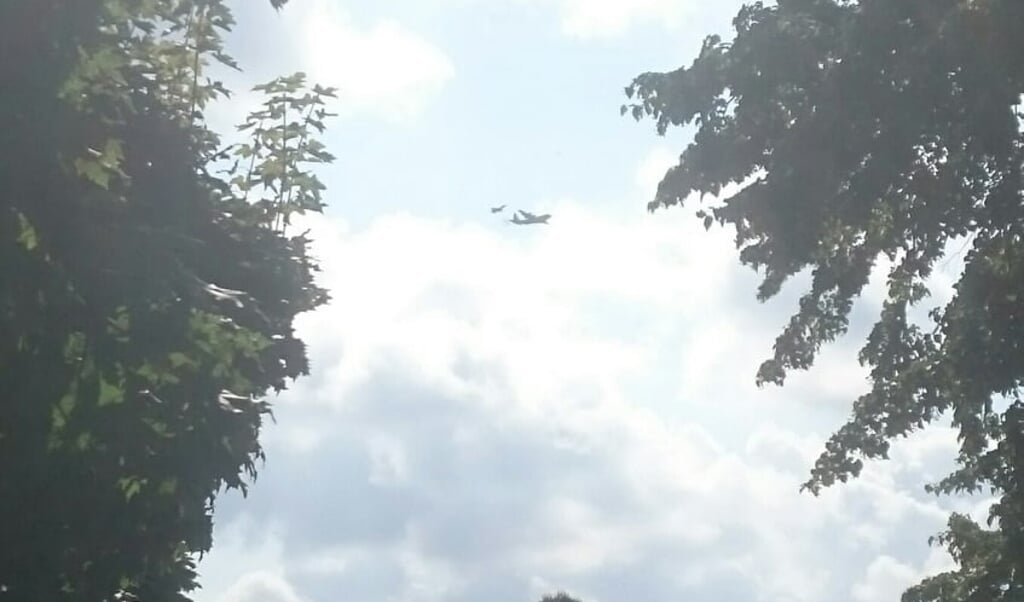 Je moet even goed kijken maar op de foto vlogen een straaljager en een transportvliegtuig van defensie vlak bij elkaar boven Werkendam.