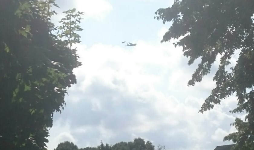 Je moet even goed kijken maar op de foto vlogen een straaljager en een transportvliegtuig van defensie vlak bij elkaar boven Werkendam.