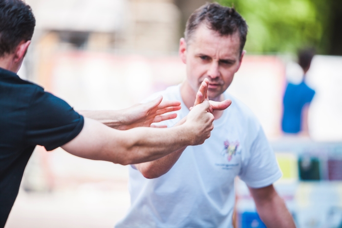 Arnout Ruitenberg in actie tijdens een Tai Chi demonstratie