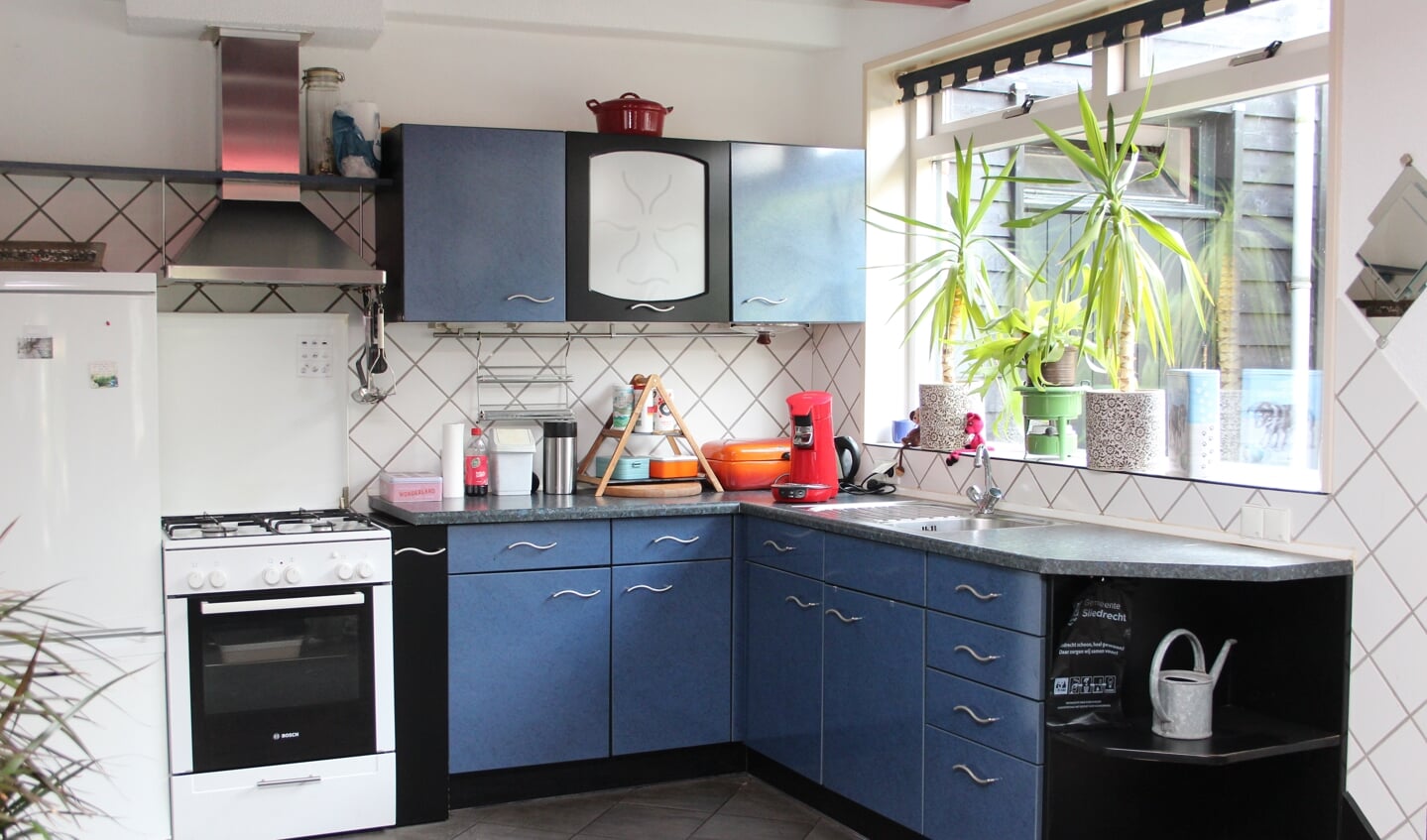 De blauwe keuken is door Jan ontworpen en vervaardigd.