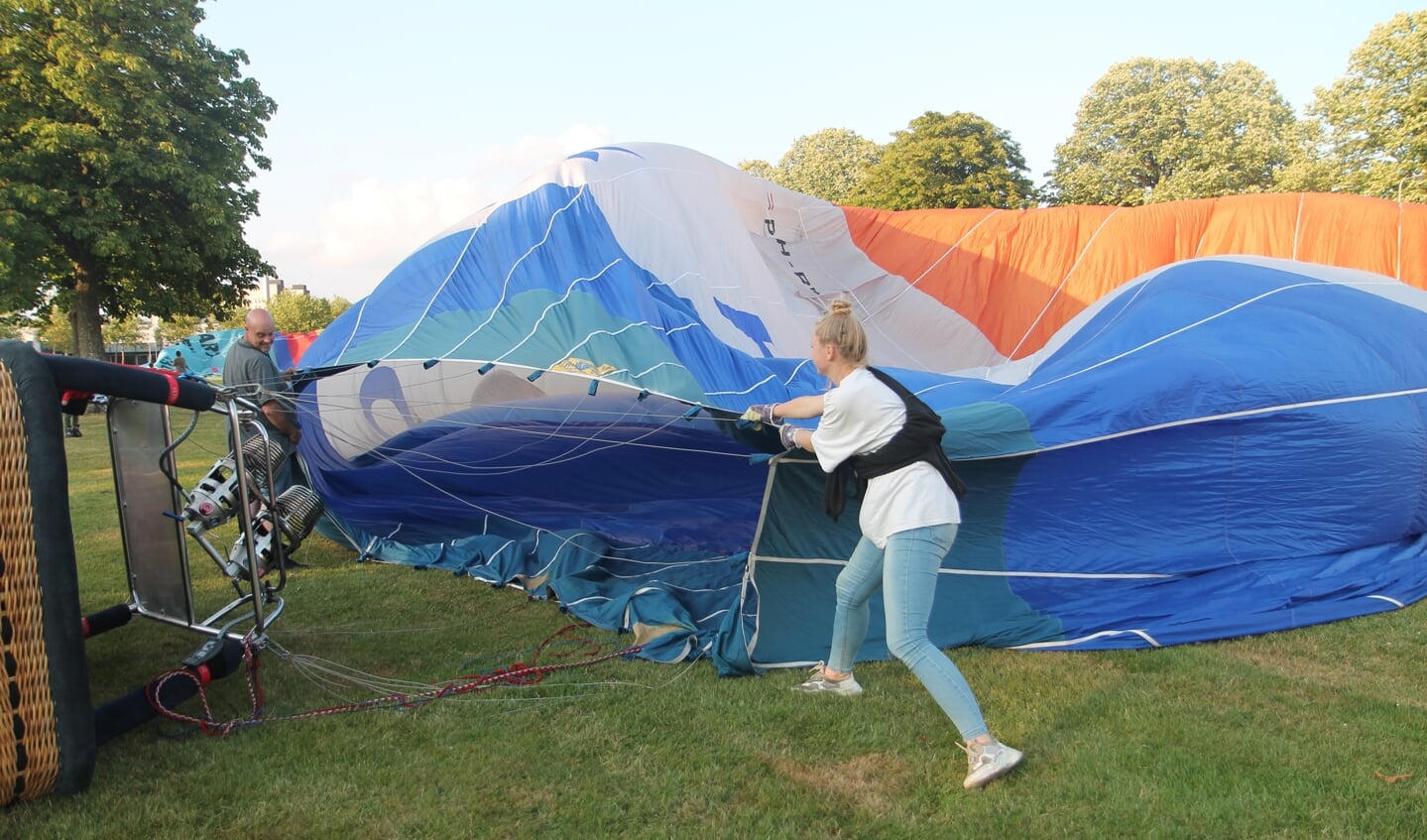 Kayleigh en haar vader moeten de ballon open houden voor het inblazen van de lucht