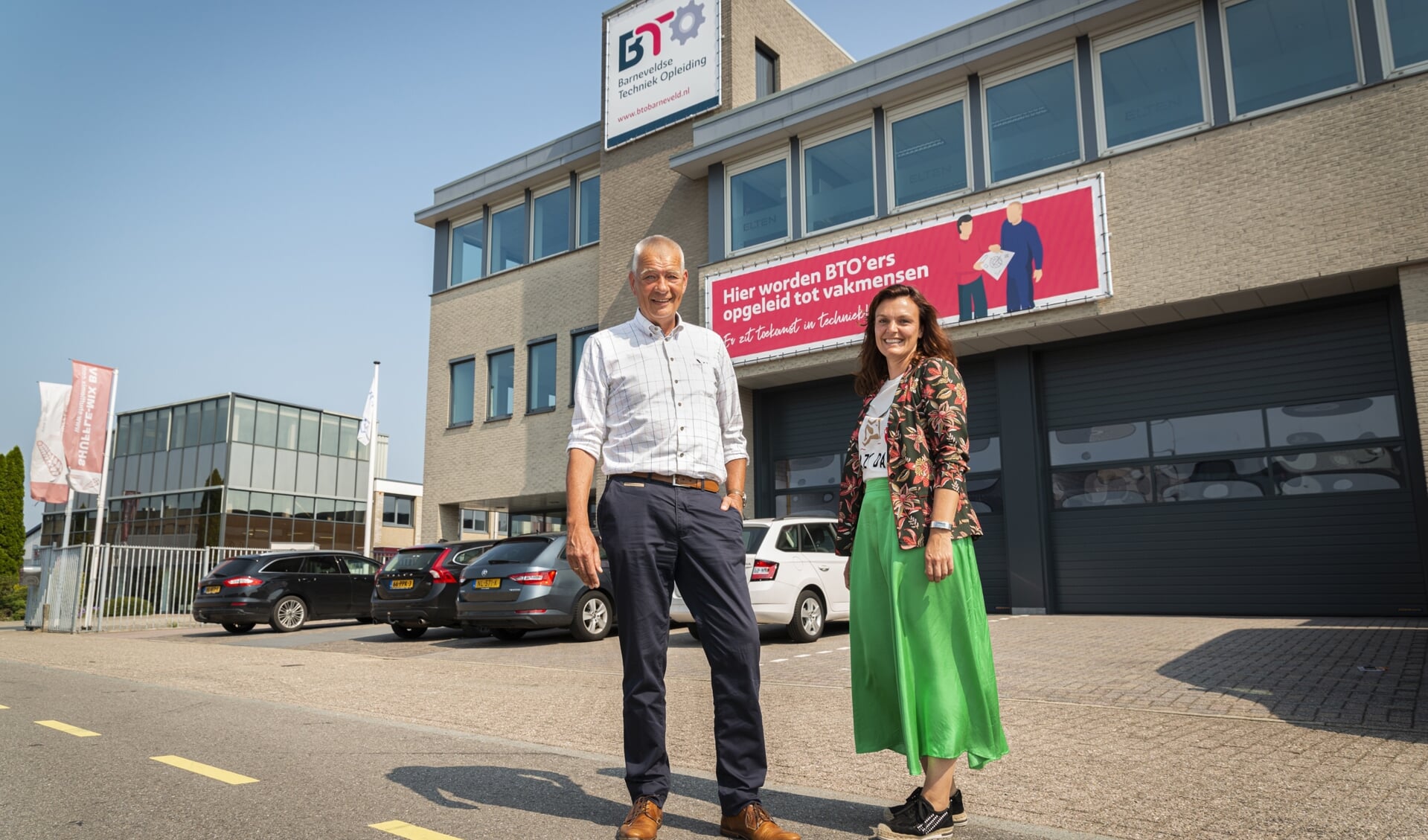 Schooldirecteur Theo van Iperen en Annelies de Graaf voor het BTO-pand aan de Gildeweg.