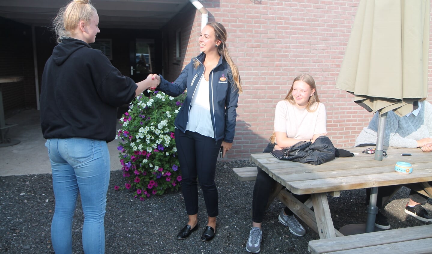 Tessa van Barneveld feliciteert Kayleigh namens de Rabobank