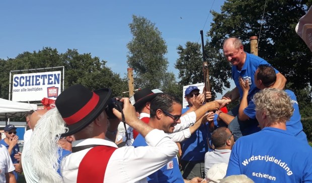 Frank Spijker gaat direct op de schouders als hij het laatste stukje van de vogel heeft geveld.
