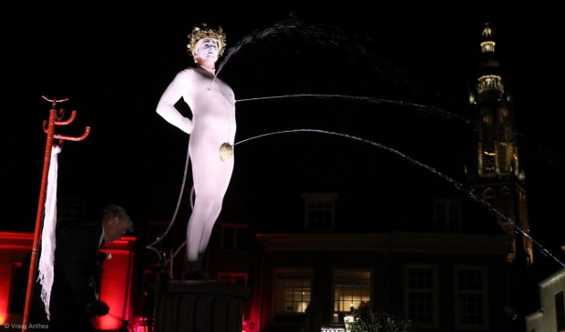 The Spurting Man XL door Avanti Display.