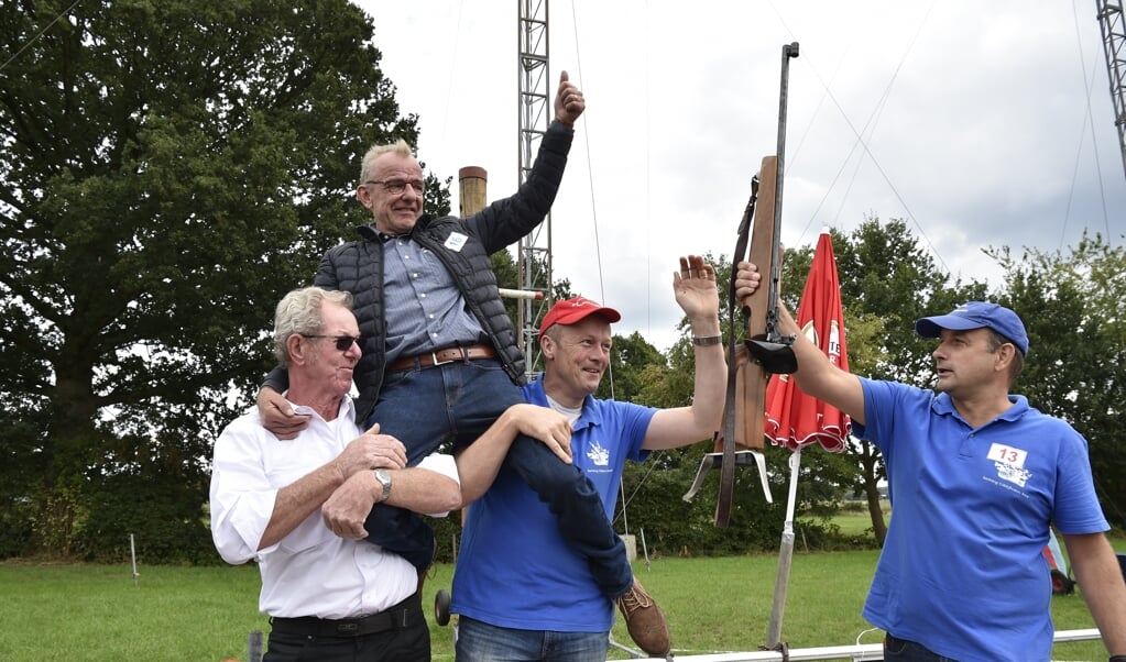 Vaste prik: de nieuwe koning, hier de regerend vorst Toon van Doorn, gaat op de schouders.