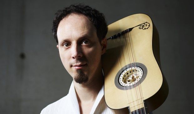 Izhar Elias met barokgitaar.