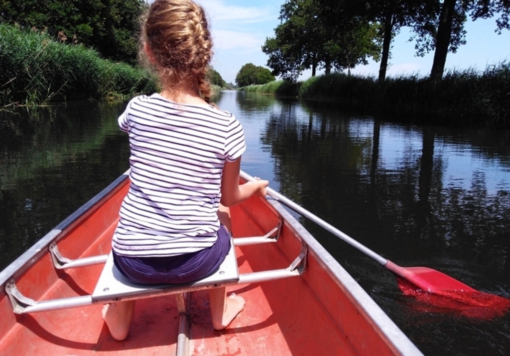 <p>Op een mooie zomermiddag geniet onze kleindochter van een kanotocht in het Valleikanaal. Geplaatst door opa & oma Koning., in de wedstrijd van 2019.</p>