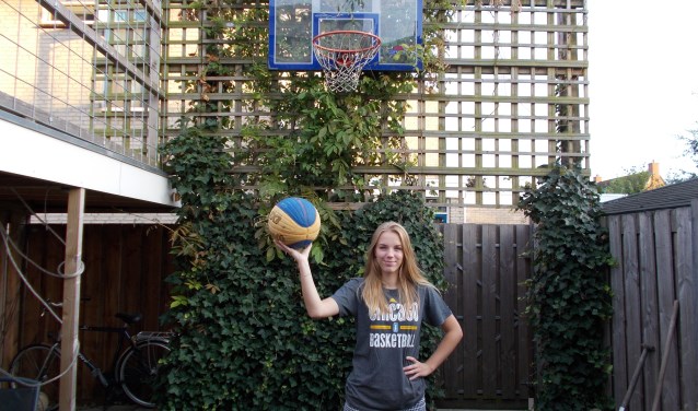 Zoals veel basketbaltoppers heeft Joska Rikkers in de achtertuin een basketbalbord met ring tot haar beschikking.