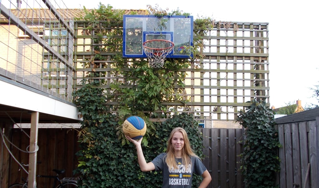 Zoals veel basketbaltoppers heeft Joska Rikkers in de achtertuin een basketbalbord met ring tot haar beschikking.