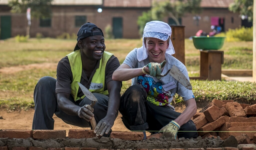 Samen met de lokale mensen bouwden de jongeren uit de regio Barneveld aan een schoolgebouw in Rwanda.