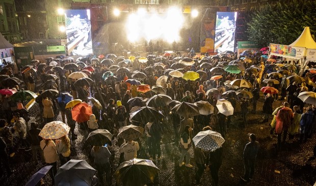 Haarlem - Op de Grote Markt van Haarlem staat deze week weer een podium voor Haarlem Jazz and More. Op woensdag bleef het helaas niet droog en heeft het een groot gedeelte van de avond geregend. Desondanks was er veel publiek op de Markt om te komen luisteren. Het optreden in de regen van de New Coo
