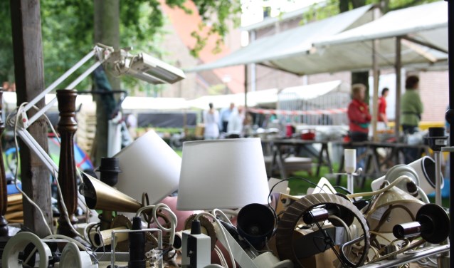 Er zijn weer veel spullen dit jaar op de rommelmarkt van DWS.