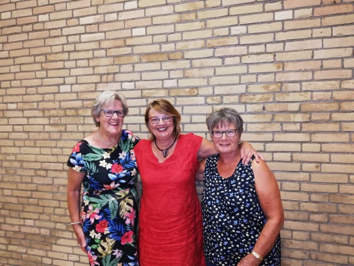van links naar rechts: Bets Muilwijk, voorzitter van het koor Barbara van Ruijven en Marianne Koppen