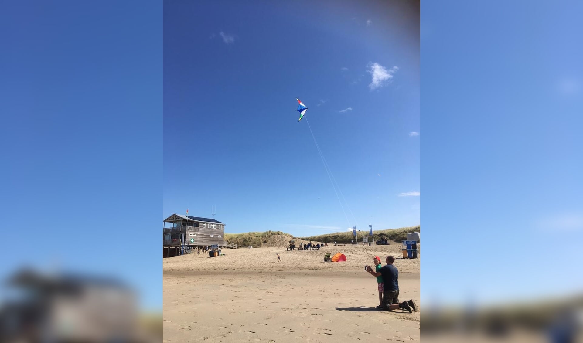 Koen leert vliegeren van papa Maarten op het strand van Julianadorp, Noord Holland