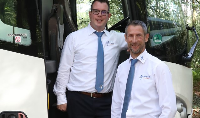 Touringcarchauffeurs Roel Arends en Gijs Beijers nemen hun passagiers eropuit.