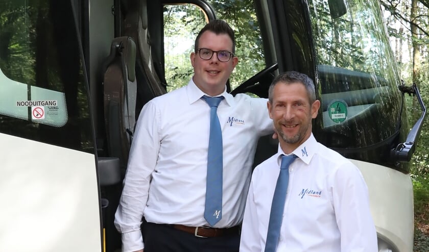 Touringcarchauffeurs Roel Arends en Gijs Beijers nemen hun passagiers eropuit.