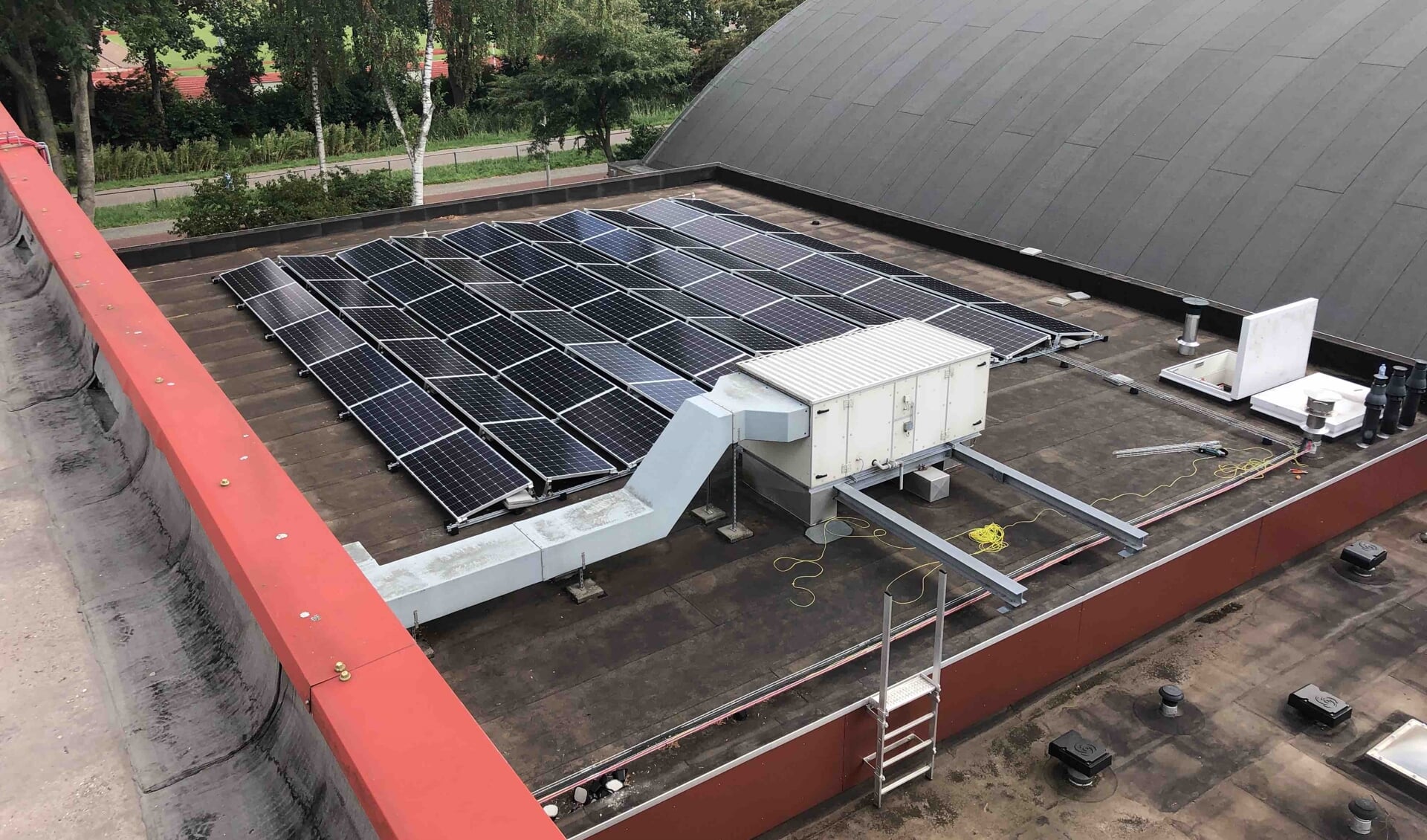 Zonnepanelen op het dak van het sportcentrum Startbaan in Amstelveen. De verduurzaming van het complex werd eerder mede mogelijk gemaakt met subsidie van de gemeente en het Rijk.