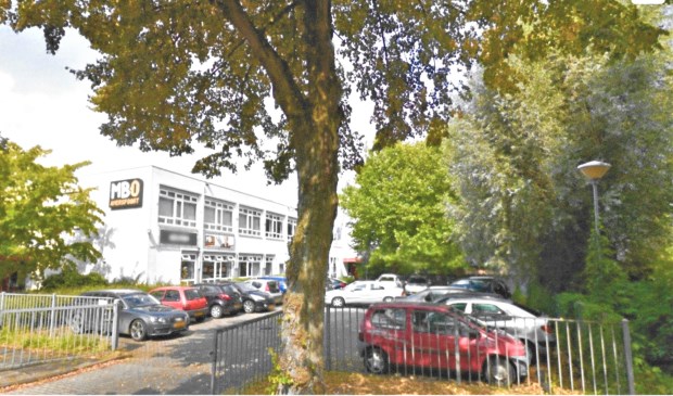 Het oude schoolgebouw, in afwachting van sloop.