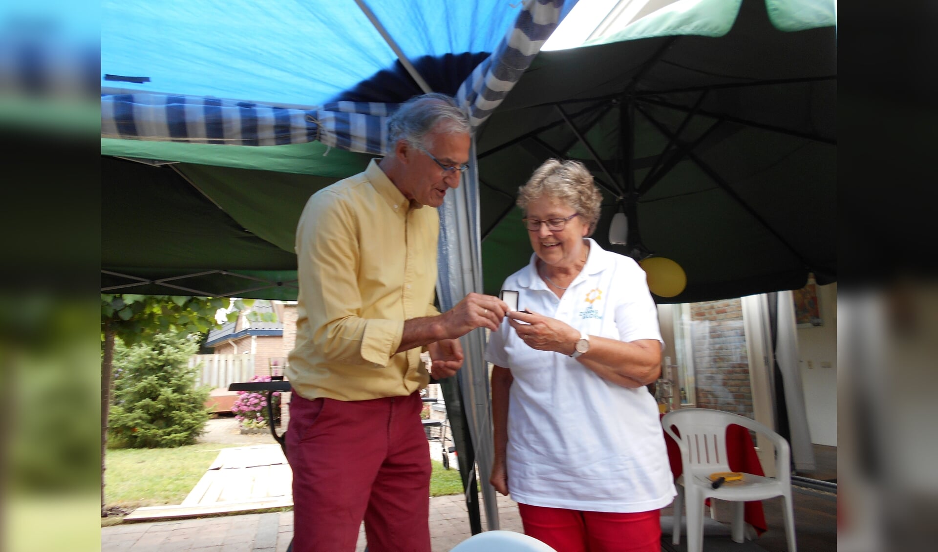 Uitreiking gouden Zonnebloem-speld aan vrijwilligster Elly van Grootveld