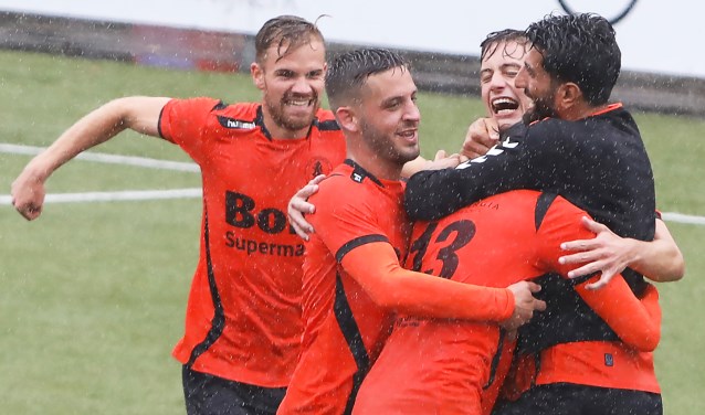 In de stromende regen vieren de Spartanen de 3-2 tegen UNA.