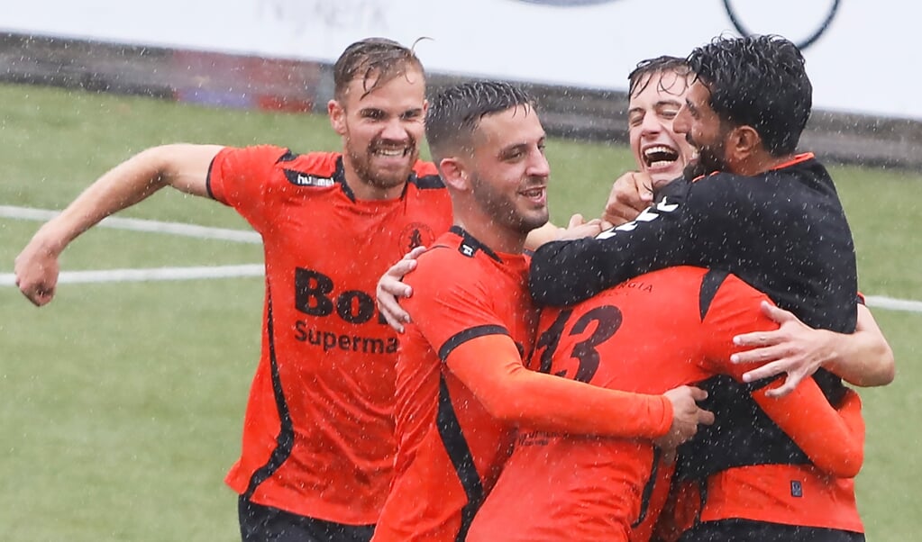 In de stromende regen vieren de Spartanen de 3-2 tegen UNA.