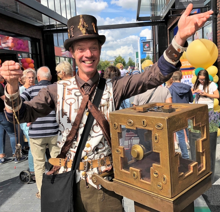 Kas Kraker tijdens Putten ruimt op! in Winkelcentrum Putten