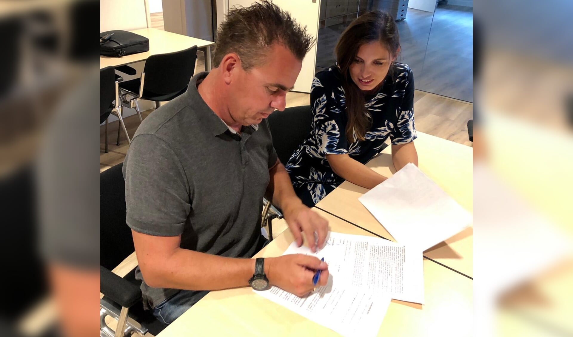 Corin en Dennis van den Hoogen tekenen de pachtovereenkomst