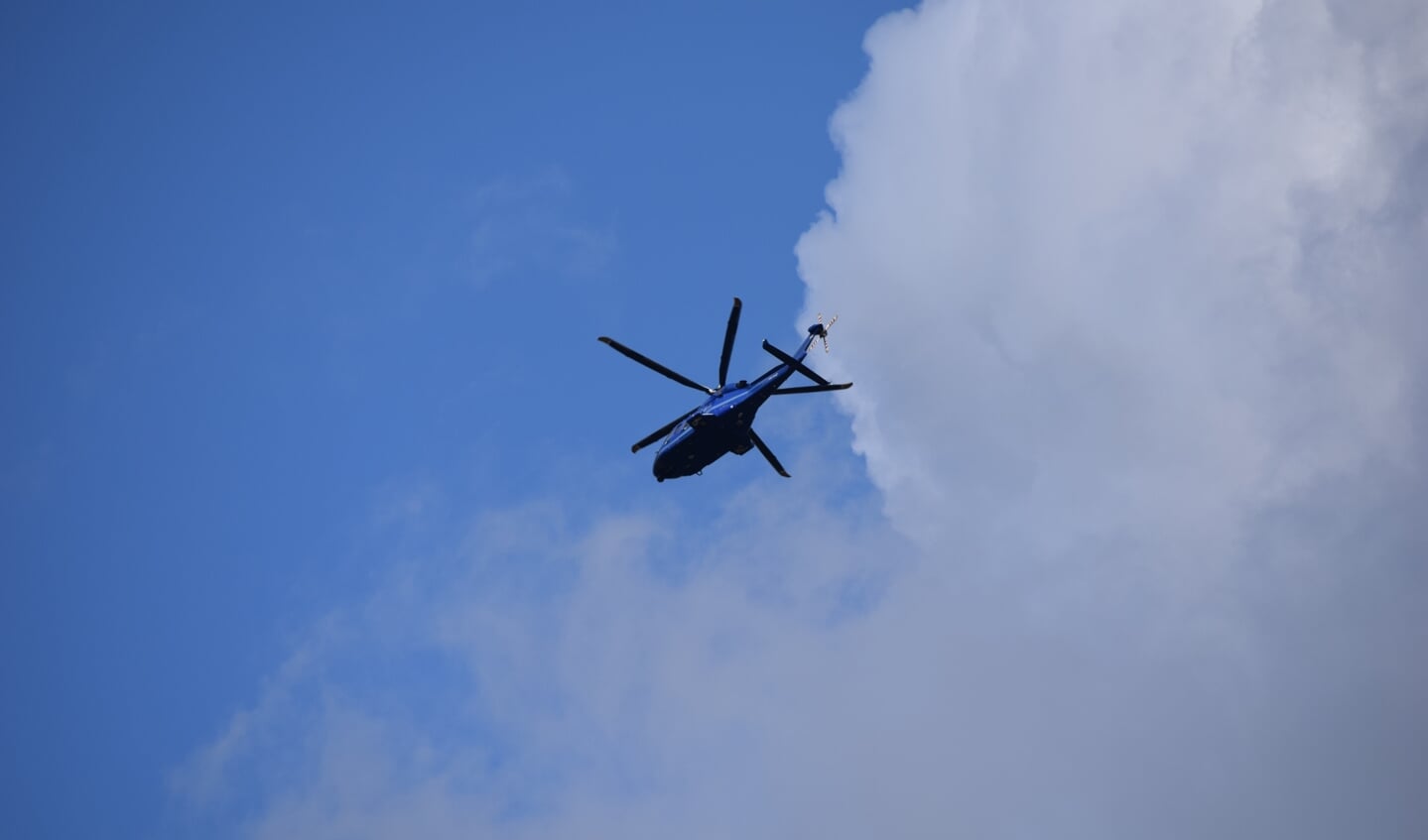 De politiehelikopter hing lange tijd boven Baarn.