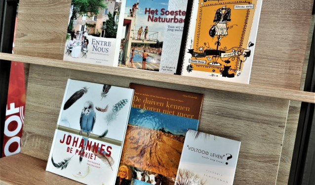 Een opstelling van boeken geschreven door schrijvers wonend in Soest.