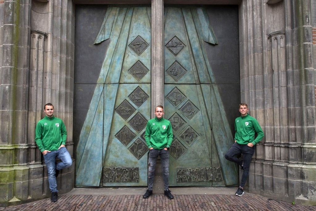 Drie Amersfoortse voetballers bij VVOG in Harderwijk. Harrie Kersten, Jeffrey Snijders en Bas Wobbes.