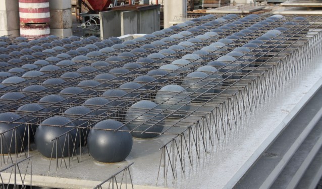 De basis van de vloeren met de beton besparing door de kunststof bollen.