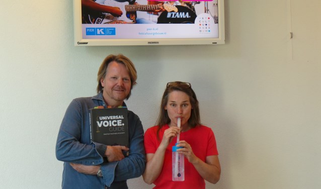 Zangdocenten Dennis Kivit en bubbelende Wies Ingwersen leggen de nieuwe zangmethode uit, waaronder dit 'bubbelen'.