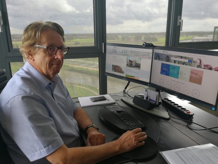 Voorzitter Ron Weil toont de nieuwe website