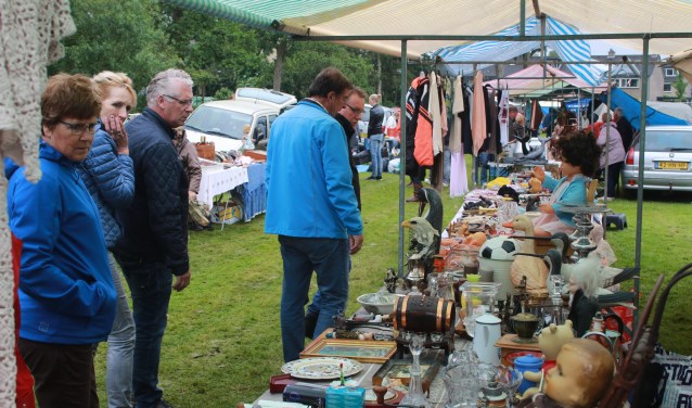 Zondag is de vlooienmarkt op het ijsbaanterrein.