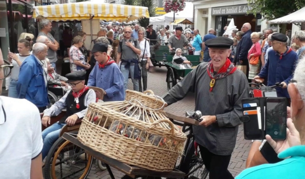 <p>Sfeerbeeld van de Oud Veluwse Markt in de zomer van 2019.</p>